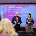 Dyrektor Muzeum Azji i Pacyfiku stoi. Obok niego stoi dr Maria Szymańska-Ilnata, prezeska Polskiego Seminarium Etnomuzykologicznego, która trzyma w ręce mikrofon i mówi.