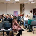 Grupa osób prowadzi duskusję po wygłoszeniu referatów.