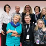 Grupa uśmiechniętych kobiet i mężczyzn. Aktualny zarząd oraz założyciele stowarzyszenia Polskie Seminarium Etnomuzykologiczne.