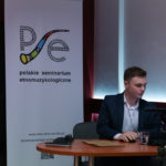 Prelegent wygłasza referat.