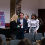 Grupa osób podczas przerwy kawowej.