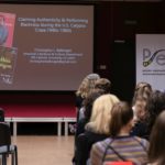 Prelegent wygłasza referat. Uczestnicy słuchają. Na ekranie wyświetlana jest prezentacja.