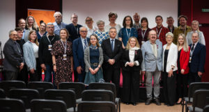Grupowe pozowane zdjęcie uczestników konferencji