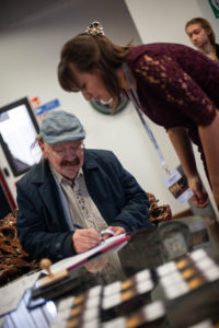Prof. Zbigniew Jerzy Przerembski wpisujący się na listę uczestników i dr Gabriela Gacek przy stole rejestracyjnym