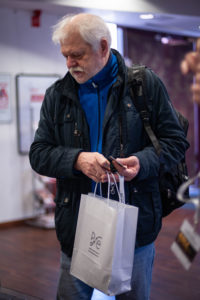 Uczestnik II Międzynarodowego Seminarium Etnomuzykologicznego z materiałami promocyjnym w torbie z logiem PSE