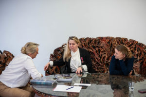 Dr Weronika Grozdew-Kołacińska rozmawia z dwiema kobietami