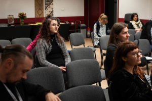 Uczestnicy konferencji siedzą na widowni