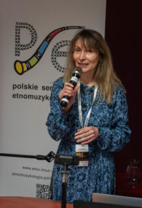 Dyskutantka stoi mówi do mikrofonu