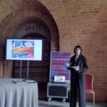Kobieta wygłasza referat o instrumentach indonezyjskich.